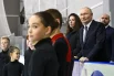 Президент РФ Владимир Путин наблюдает за прокатом юных фигуристов во время осмотра физкультурно-оздоровительного комплекса «Орбита» в Самаре.