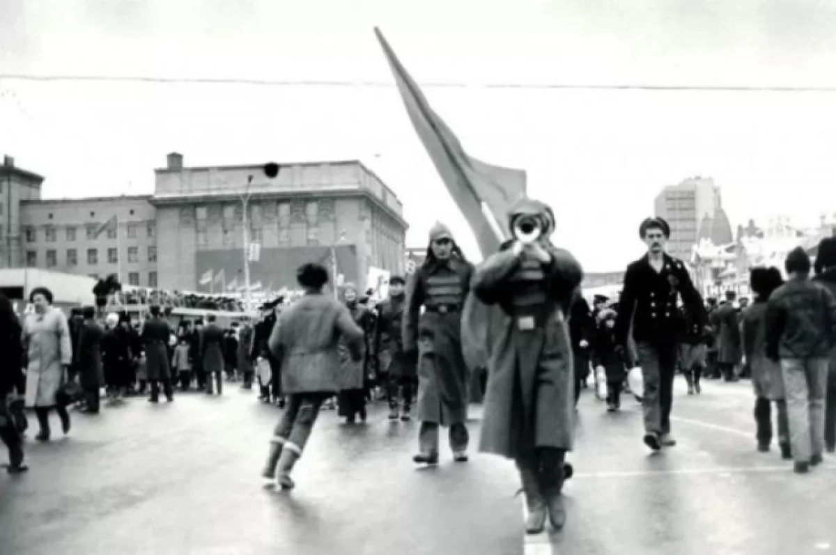 Исторические фотографии демонстраций в годовщину Октябрьской революции в Новосибирске