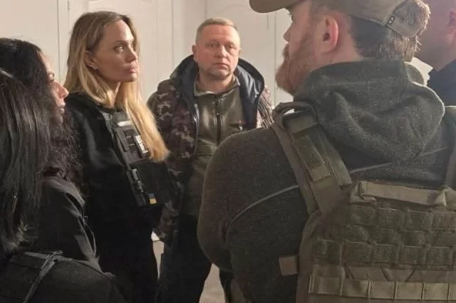 Визит Анджелины Джоли в прифронтовой Херсон был окутан тайной.