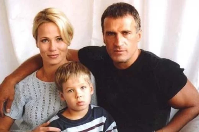 Александру Дедюшко было 45 лет, его супруге — 30, сыну — 8.