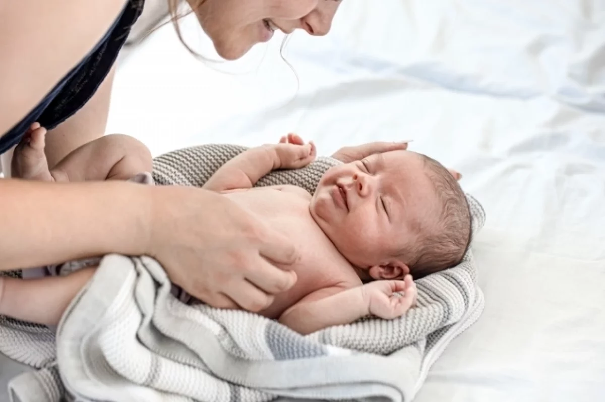 Беременная женщина, символ поддержки материнства и семьи