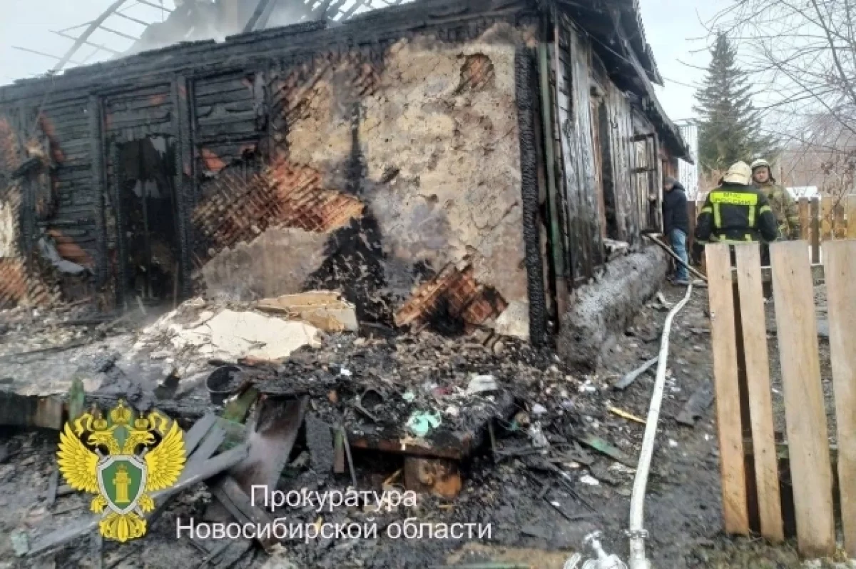 Расследование гибели ребенка при пожаре в Улыбино Искитимского района прокуратурой Последствия пожара в частном доме в селе Улыбино, где погибла девочка 2013 года рождения