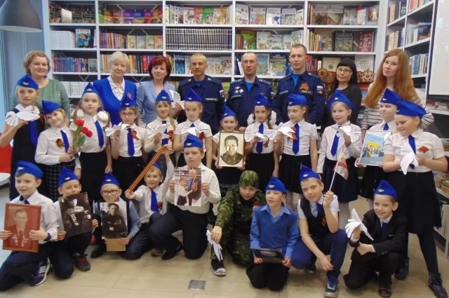 Между командировками Борис Борисовский встречается с подростками и молодёжью.