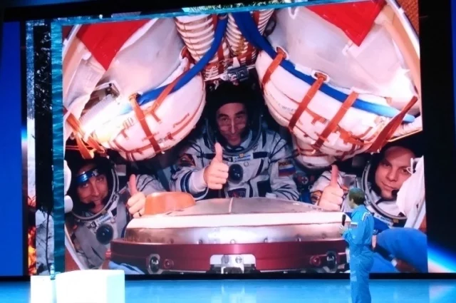 Песков показал лучшие фото из программ подготовки к полетам, космические пейзажи и виды Сибири из космоса