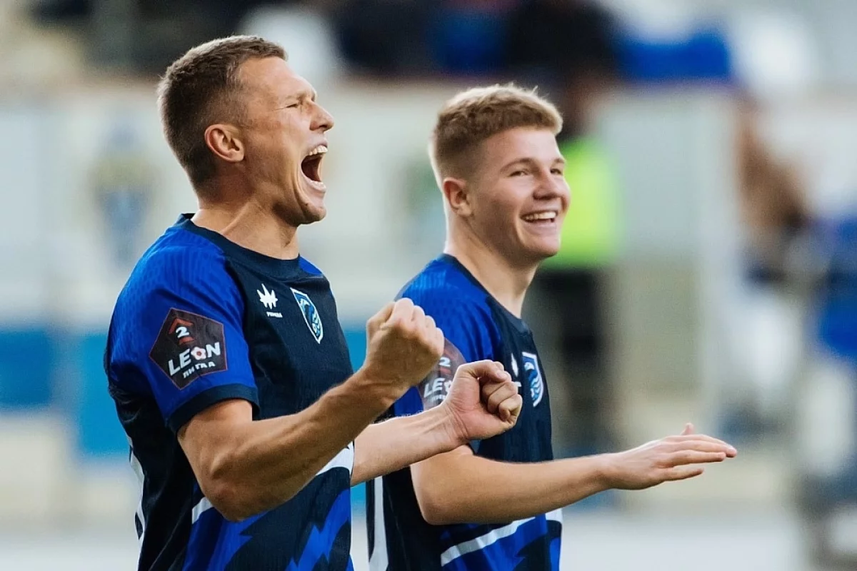 Футболист ФК Сибирь на поле в поддержку детей-сирот и фонда Дорога жизни