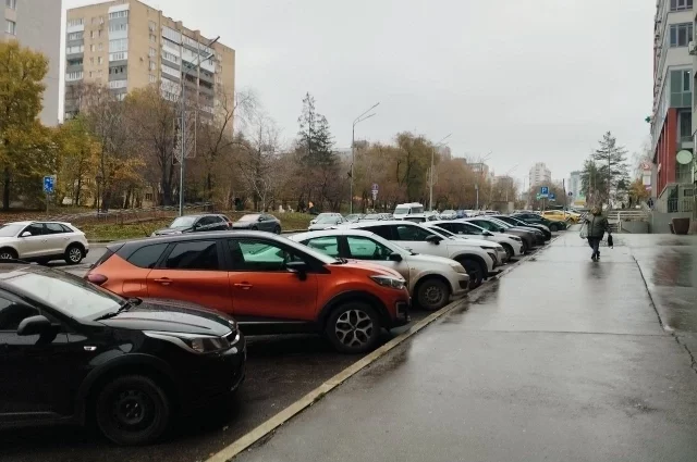 Припарковаться в районах, прилегающих к Волге, – огромная проблема.