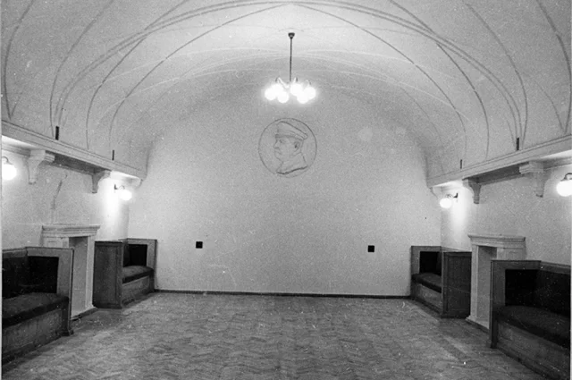 Объект № 1 выглядел в дни сдачи в эксплуатацию. На стене можно заметить барельеф Сталина. Сейчас его нет.