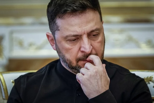 Напрямую на Зеленского ещё никто из политиков «бочки не катит», но многие дают понять, что российское командование поймало ВСУ в ловушку. 