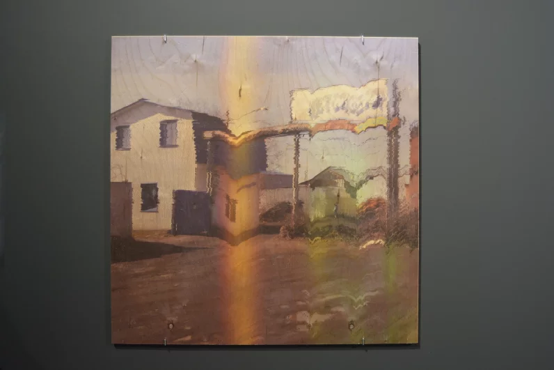  «Звуковой ландшафт. Томская симфония» Сергея Потеряева. Художник соединяет звук и изображение: городские шумы превращаются в графические формы. Серия создаёт эффект звукового ландшафта, где визуальное и акустическое становятся единым телом города.