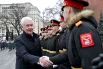 Мэр Москвы Сергей Собянин возложил 7 ноября венки к Могиле Неизвестного Солдата в честь 84-й годовщины парада на Красной площади. Он поприветствовал всех военнослужащих Преображенского полка.