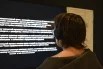 Некоторые проекты представлены на экранах с наушниками — зрители могут погрузиться в звук и видео, воспринимая искусство через движение и шум.