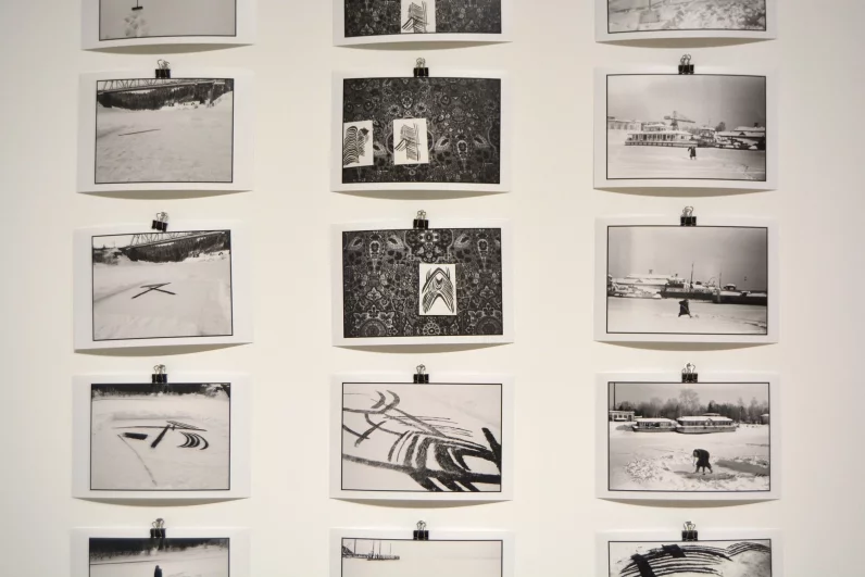 Проект Наташи Тарр. Художница создаёт масштабные рисунки прямо на льду — вдоль маршрутов в Пермском крае. Эти эфемерные линии исчезают с весенним снегом, подчёркивая принцип автора: всё возвращается в землю, из которой вышло.