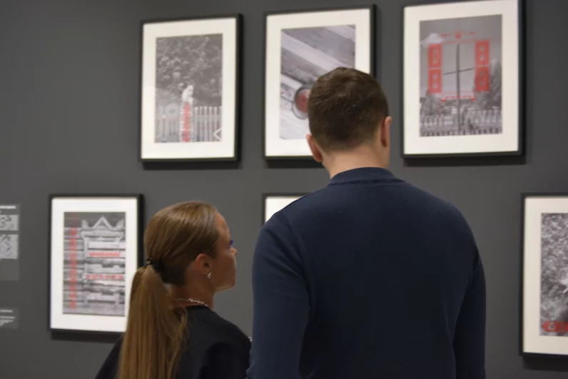  На открытии выставки финалистов премии SCAN Awards. Посетители рассматривают работы — на стенах живопись, графика, фотоинсталляции. Пространство «Культ» превратилось в место для неспешного созерцания и разговоров о современном искусстве.