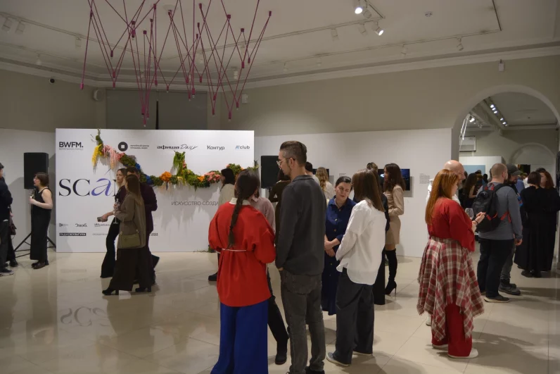 Публика на вернисаже. Пространство «Культ» наполнено разговорами — художники, кураторы и зрители обсуждают проекты финалистов, спорят и делятся впечатлениями.