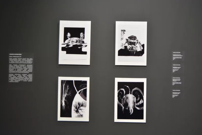 Проект «Лаборатория М» Ульяны Кармачевой. Исследование памяти и утопии закрытого научного города Дубны. В инсталляции переплетаются архивные фотографии, лабораторные объекты и личные истории, превращаясь в размышление о связи человека и технологии.