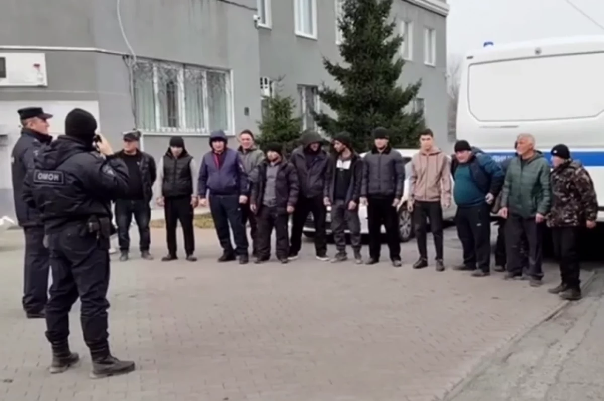 Проверка мигрантов и постановка на воинский учет в Новосибирске Рейд силовых структур в ТЦ Восток Новосибирск по проверке мигрантов