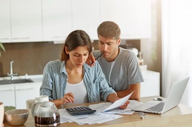 Участники СВО или их супруги полностью освобождаются от уплаты транспортного налога за один автомобиль.