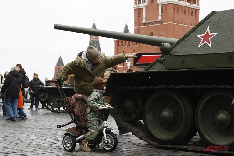 «Хочется поклониться людям, которые сами верно служили Родине и воспитали это стремление в своих детях и внуках», - отметил мэр Москвы.