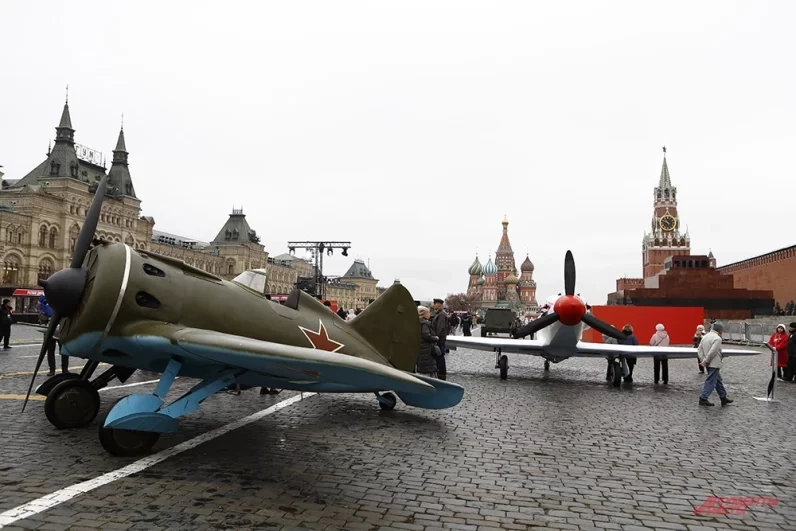 На переднем плане - маленький самолет «Тачанка».