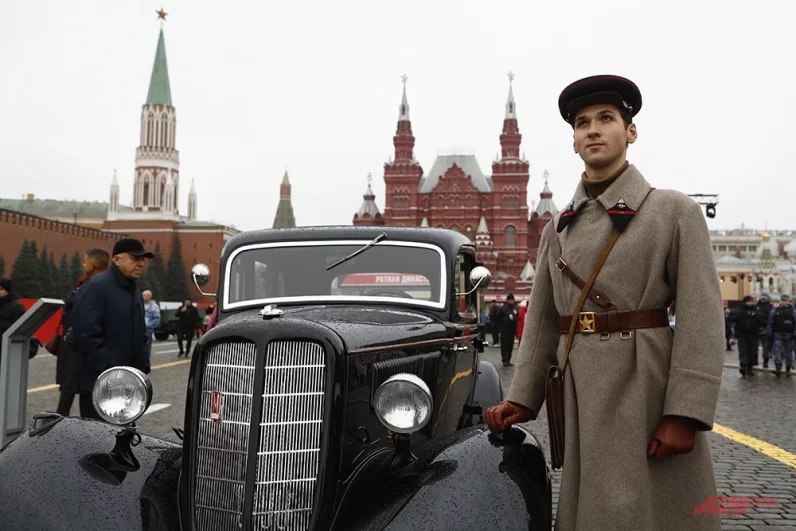 «Когда я надел шинель, то почувствовал себя в шкуре солдата. Холодно и не очень удобно», - рассказал aif.ru старший экскурсовод Андрей Гуськов.