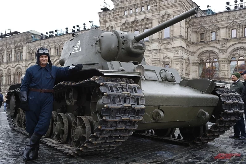 Легендарный танк Т-34 на фоне человеческого роста выглядит мощно. 