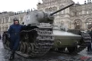 Легендарный танк Т-34 на фоне человеческого роста выглядит мощно. 