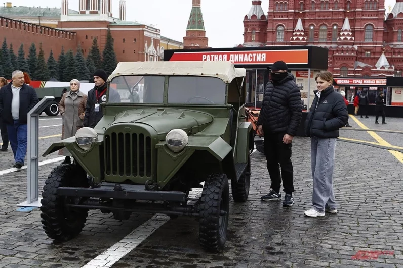 Москвичи и гости столицы семьями приходили смотреть на экспонаты в день открытия музея под открытым небом.
