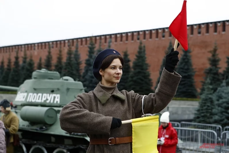 Актеры с гордостью носили одежду военных лет, фотографировались с посетителями и рассказывали истории подвигов своих бабушек и дедушек.