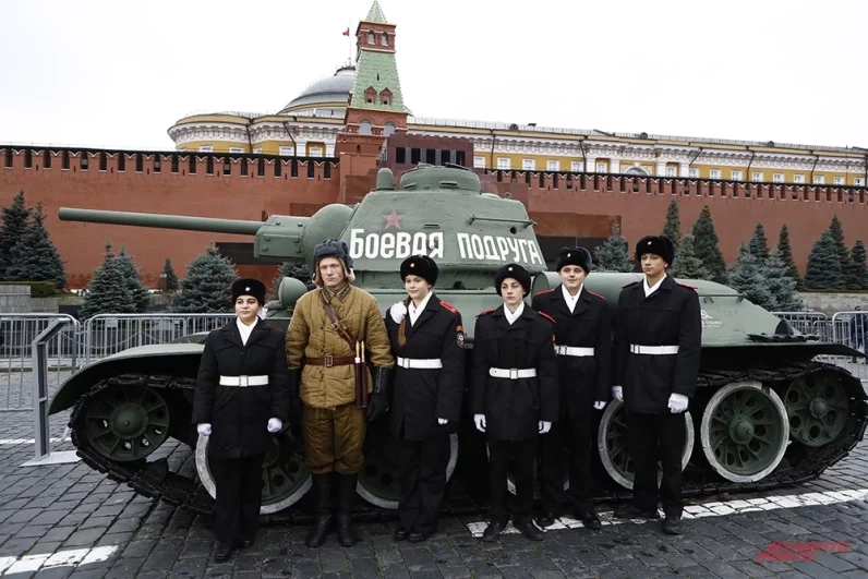 Посмотреть на экспонаты пришли кадеты.