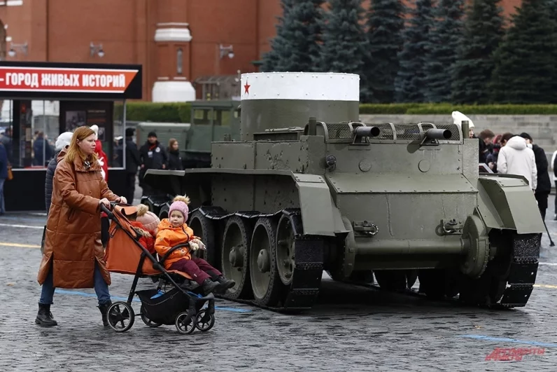 Несмотря на пасмурную погоду, к полудню Красная площадь заполнилась посетителями.