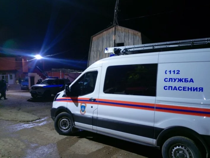 Скорая тоже стоит на месте. Сюда доставляют фрагменты тел и трупы.