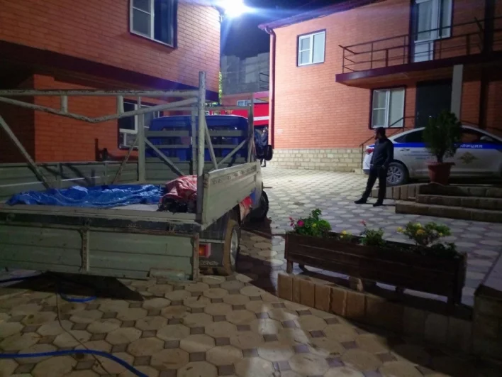 Несмотря на многочисленные постройки, в это время года здесь совершенно безлюдно. Помочь пострадавшим сначала было некому.