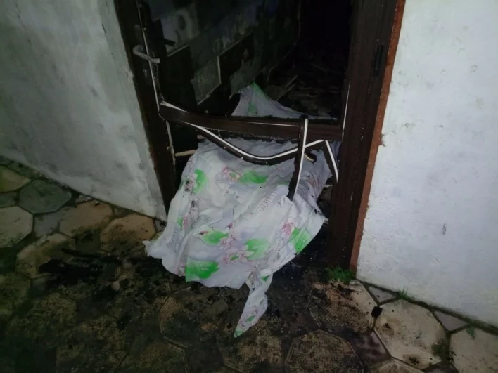 Один из погибших опознан. Родственники еще не забрали его.