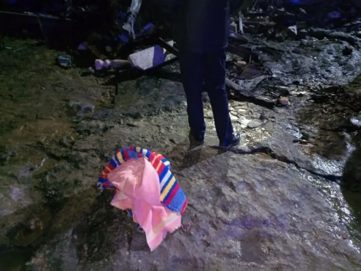 Караулят место правоохранители.