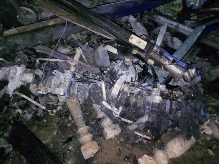 Мешает спасателям и ранняя южная ночь.