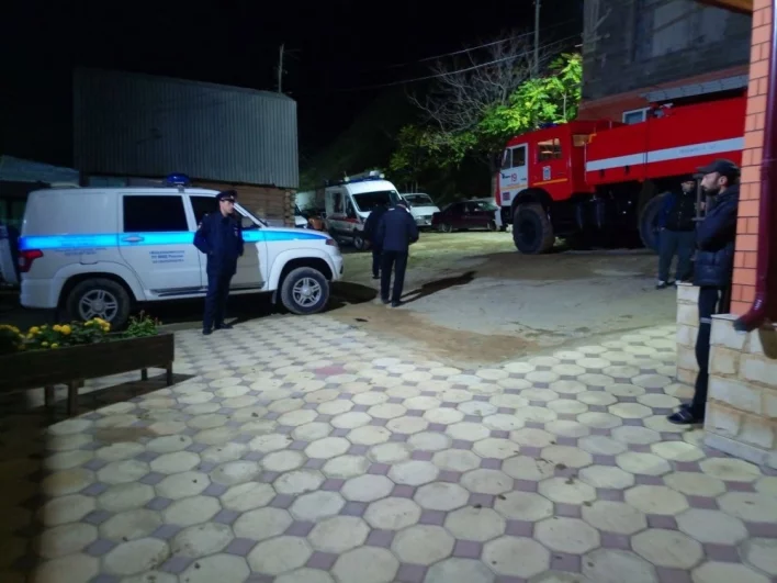 Полиция охраняет участок, где произошла трагедия, но к месту ЧП пропускает.