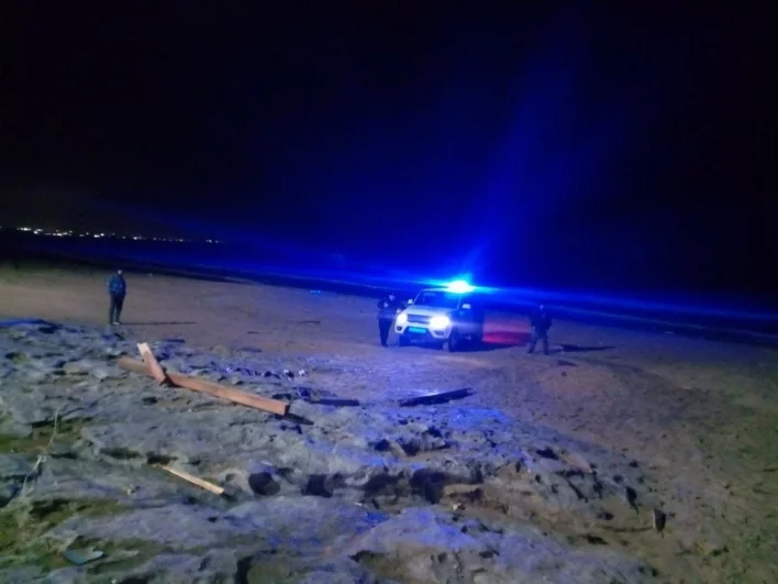 Берег здесь узкий - это помогло двоим спастись от ожогов в воде. 