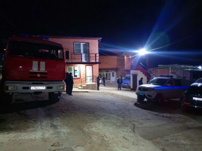 Тяжелая спецтехника стоит выше, на выезде. Спасателям ранее пришлось тушить пожар.