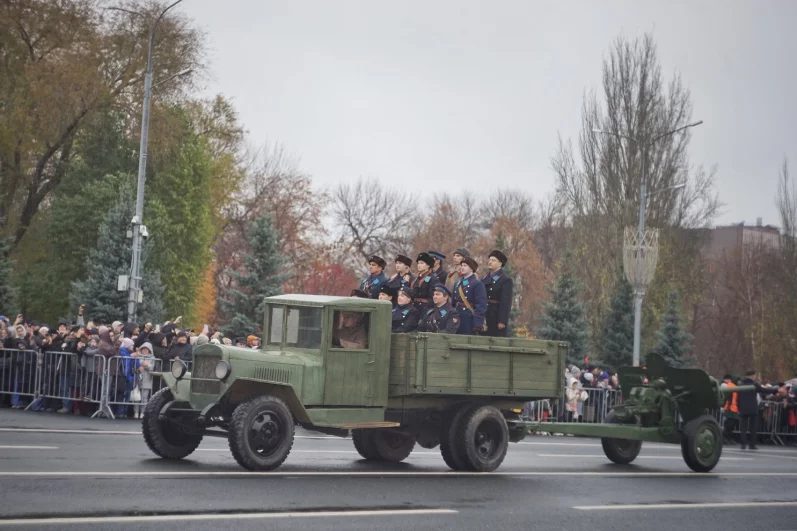 Незаменимая полуторка. И в снег, и в грязь пролезет.