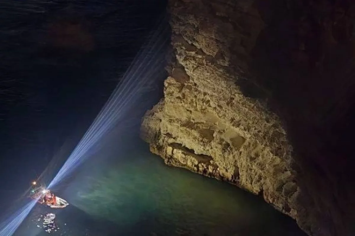 В Севастополе спасен мужчина, застрявший в шторм на скале на мысе Фиолент