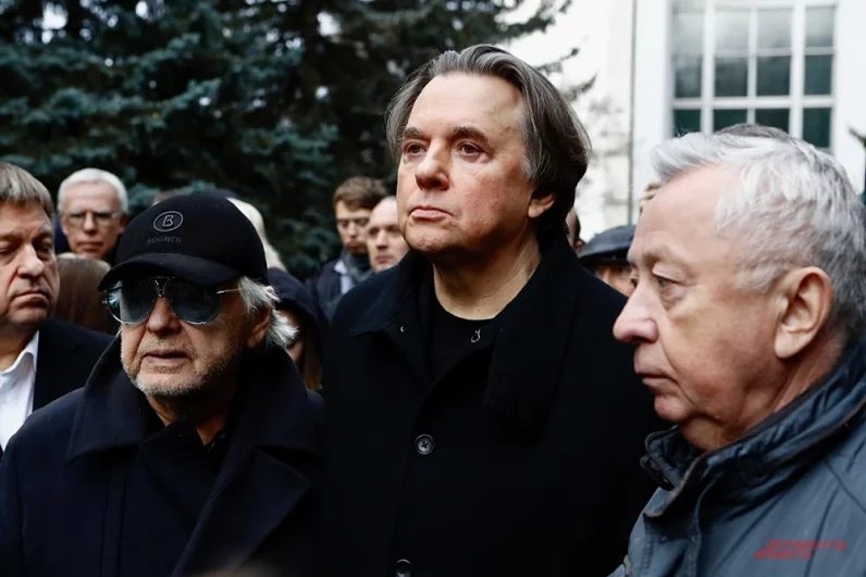 Генеральный директор Первого канала, продюсер Константин Эрнст (в центре) на церемонии прощания с телеведущим Юрием Николаевым.