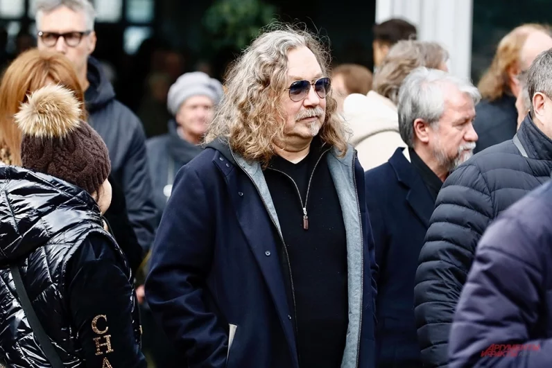 Певец Игорь Николаев на церемонии прощания.