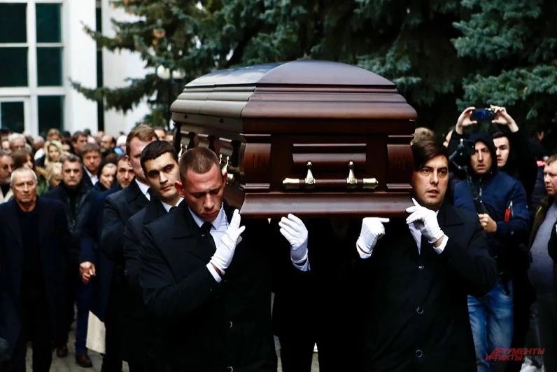 Прощание с телеведущим Юрием Николаевым на Троекуровском кладбище в Москве.