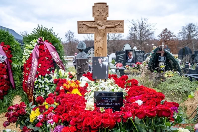 Прощание с телеведущим Юрием Николаевым на Троекуровском кладбище в Москве.
