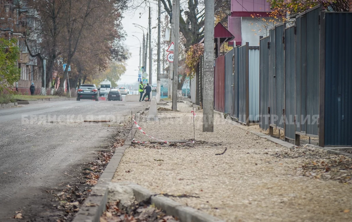 Старый асфальт сняли с улицы Камозина в Брянске