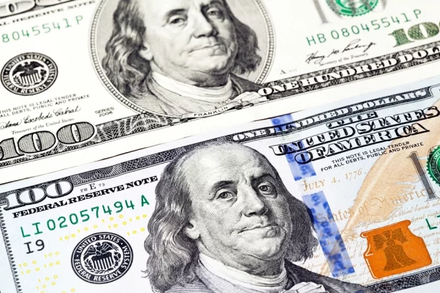 Доллары старого образца — сверху, нового — снизу.