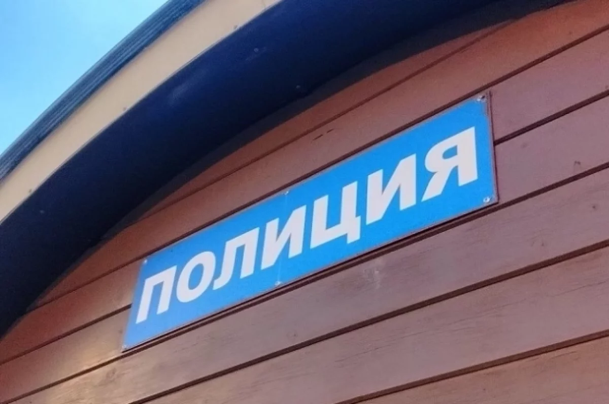 Законопроект о ежемесячной надбавке к пенсии сотрудникам МВД за 20 лет выслуги Сотрудник МВД с погонами и шевроном на форме, символизирующий службу и выслугу лет