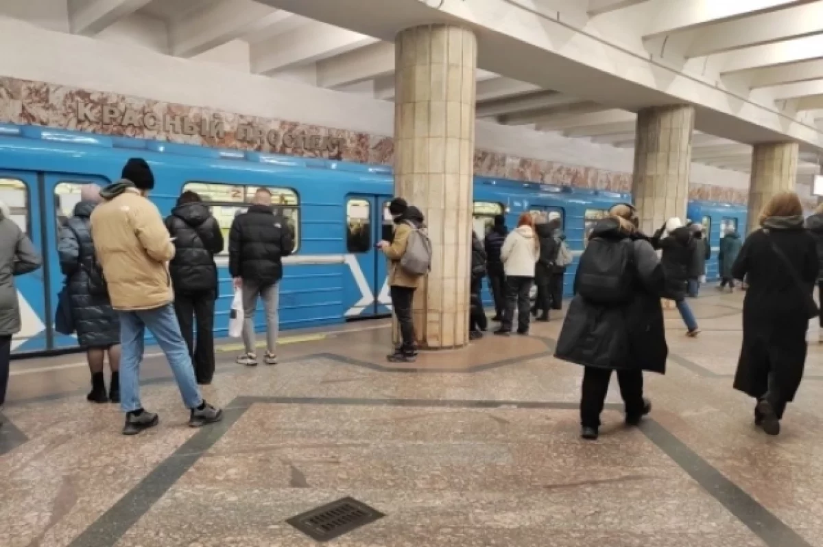 Молодые люди на выставке молодежных центров в Новосибирске