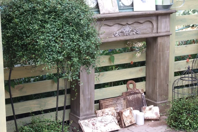 Оформление забора в стиле арт энд крафт.