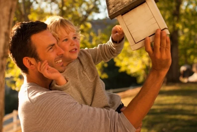 Кормушки идеально мастерить вместе с детьми. Во-первых, это развивает мелкую моторику, ребёнок учится обращаться с инструментами и материалами. Во-вторых, процесс создания кормушек формирует у детей чувство ответственности и эмпатии.
